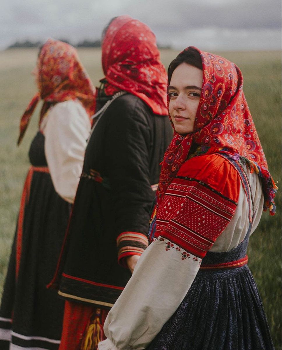 Women in Slavic costumes in Tabriz