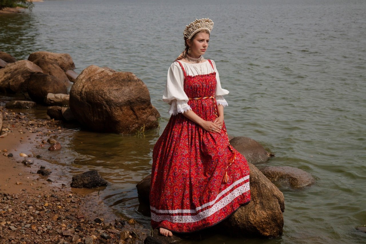Women in Slavic costumes in Tabriz