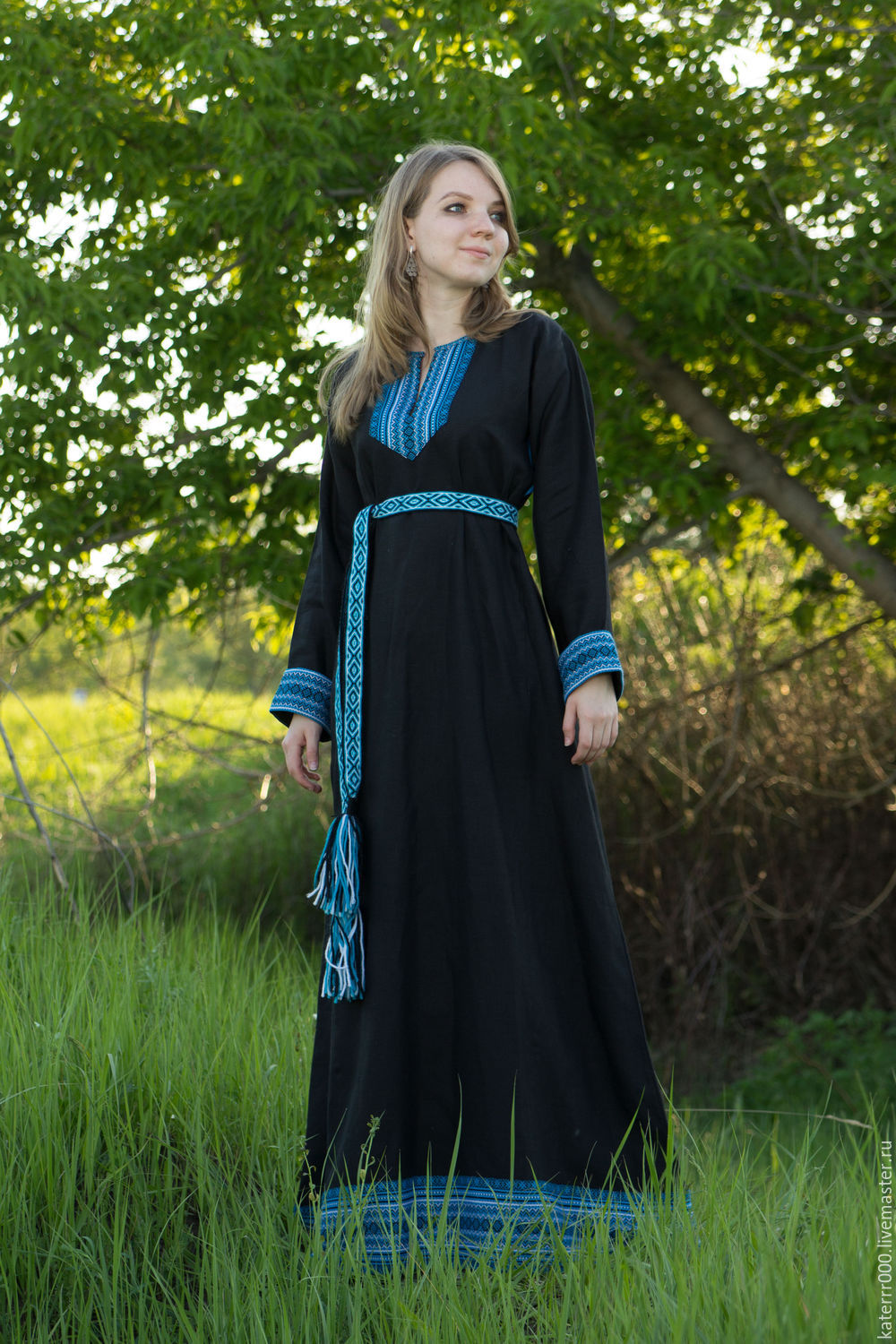 Women in Slavic costumes in Tabriz