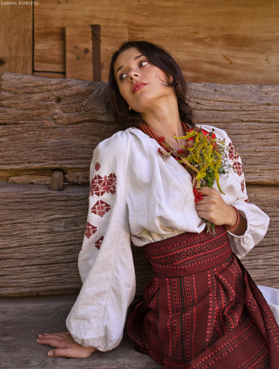 Girls in Slavic costumes in Tabriz