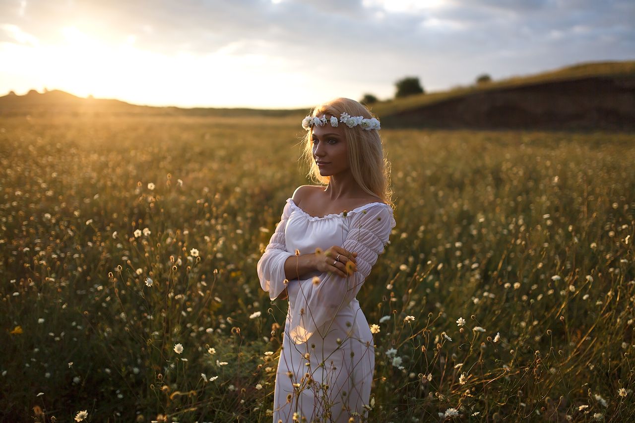 Girls in Slavic costumes in Tabriz