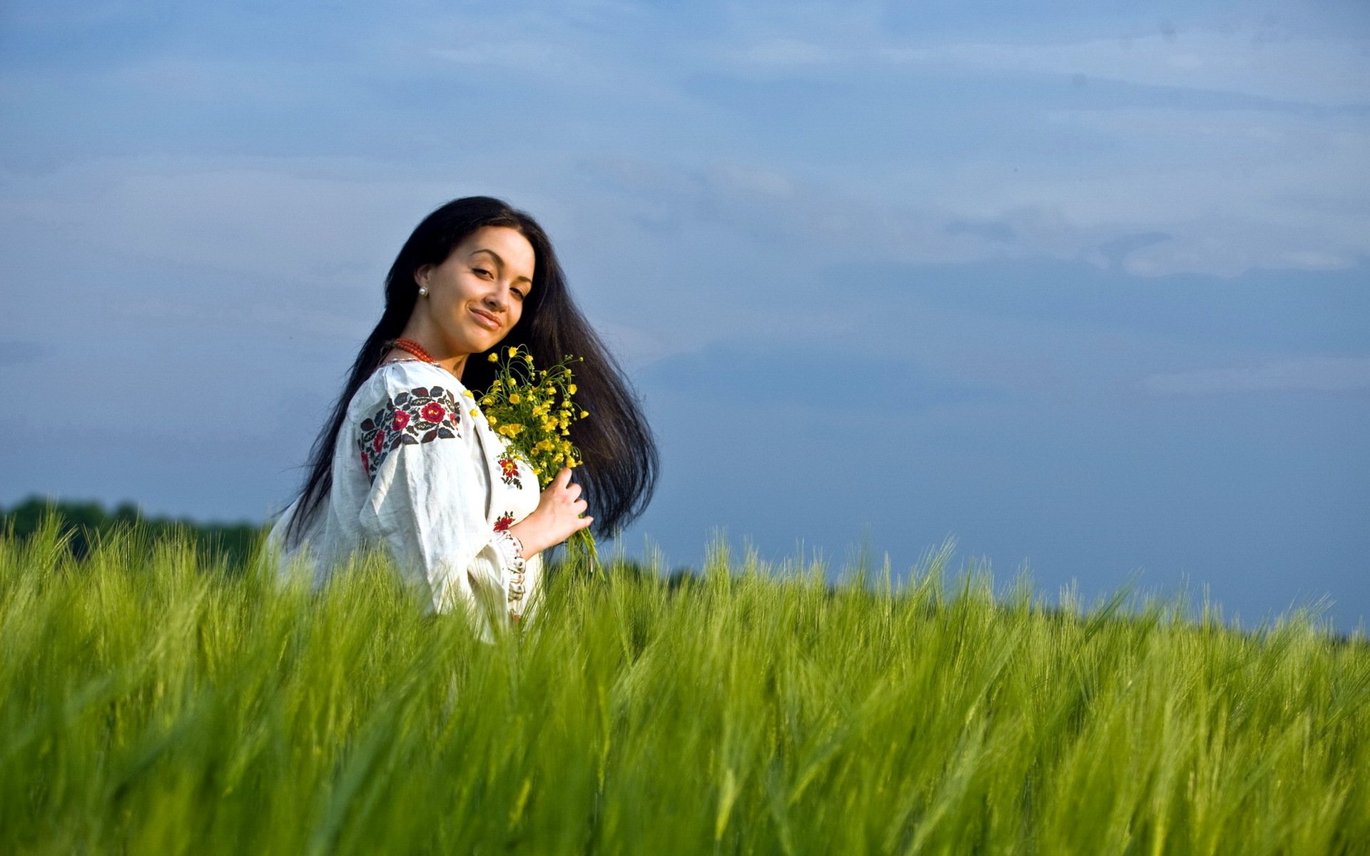 Girls in Slavic costumes in Tabriz