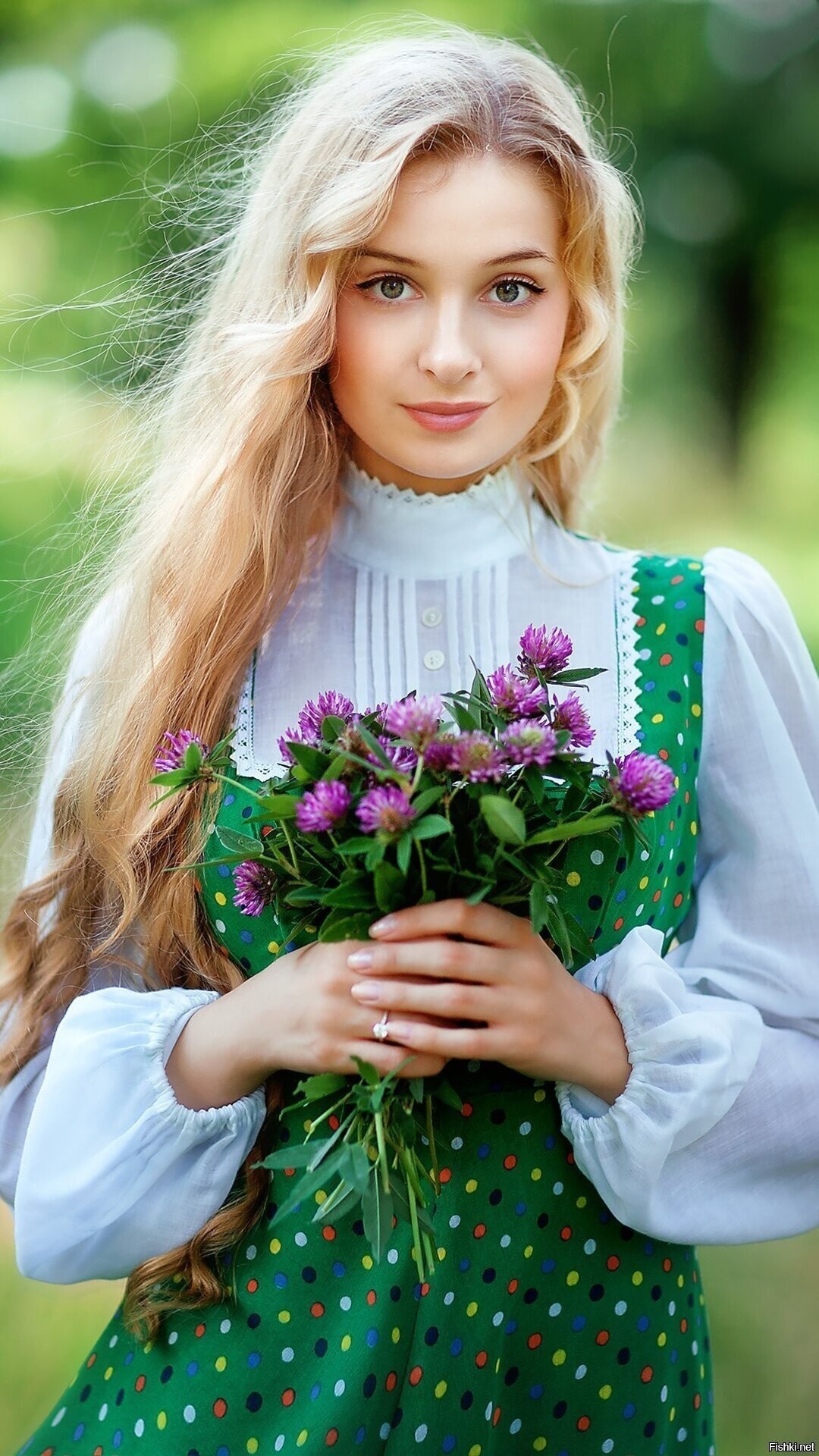 Girls in Slavic costumes in Tabriz