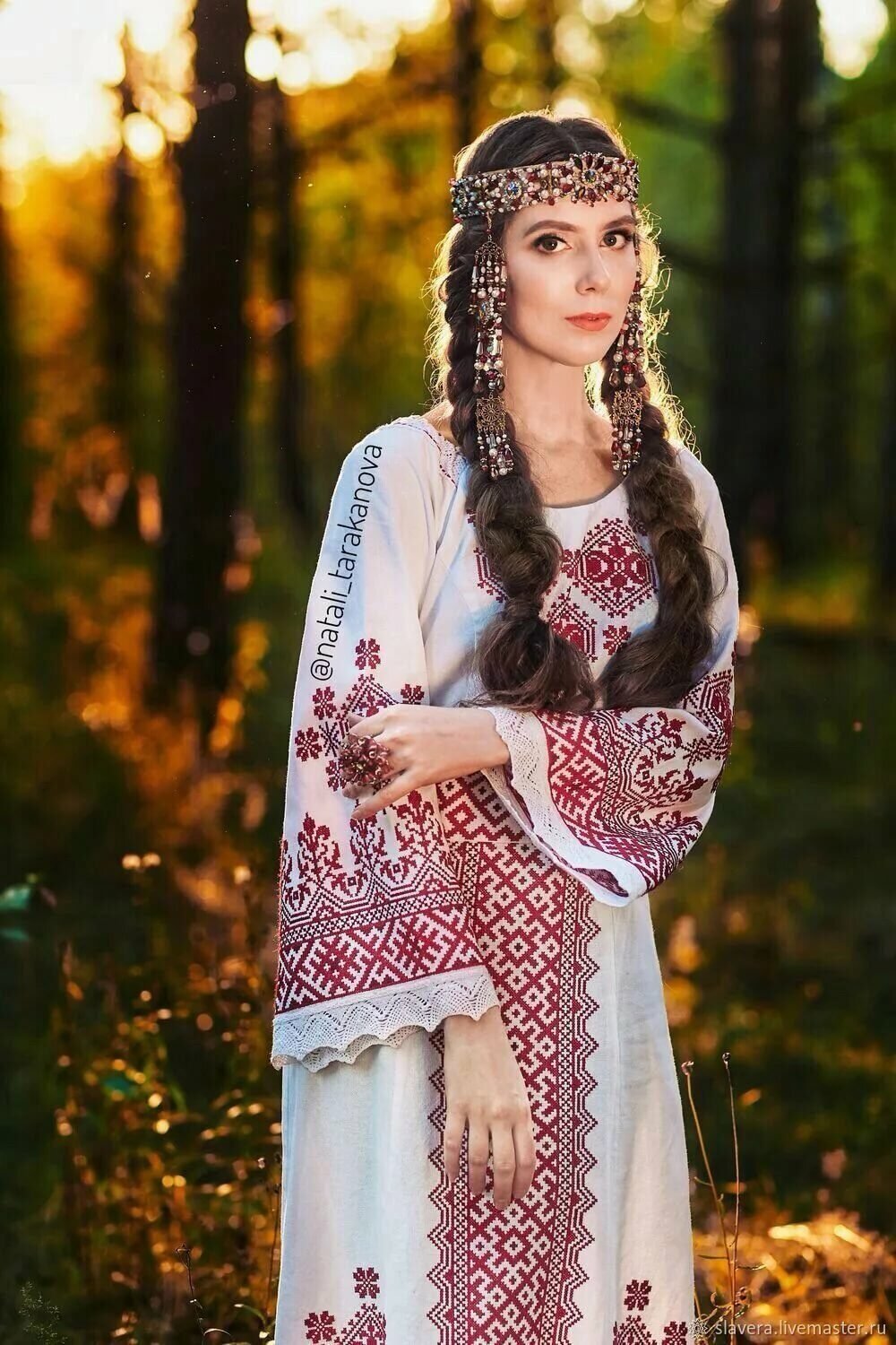 Girls in Slavic costumes in Tabriz