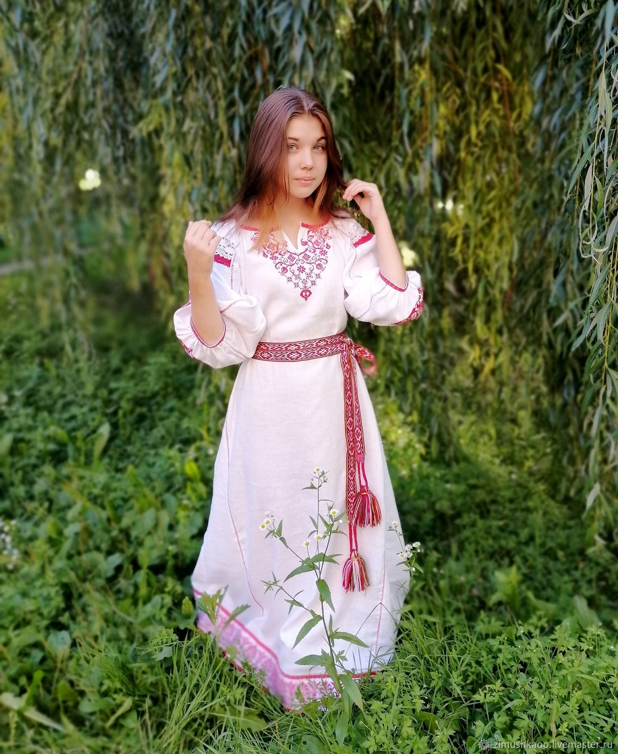 Girl Girls in Slavic costumes in Tabriz